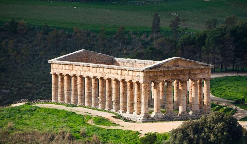Segesta, una città siciliana caratteristica e riconosciuta da tutti per i templi antichi e le sue antiche rovine
